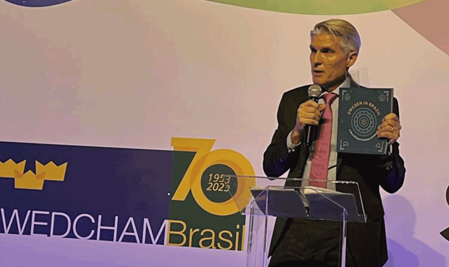 Swedcham Brazil firar 70 år med jubileums- och boklanseringsfest - och Swedchams vd Jonas Lindström hälsar gästerna välkomna.