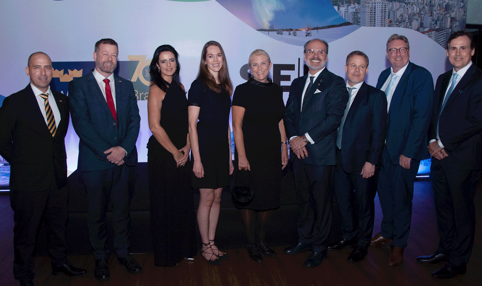 Swedcham Brazil firar 70 år med jubileums- och boklanseringsfest. I mitten: Sveriges ambassadör Karin Wallensteen.