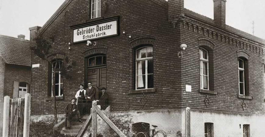 Fabriken där bröderna Dassler tillverkade skor 1927. Foto från Pumas historiska hemsida.