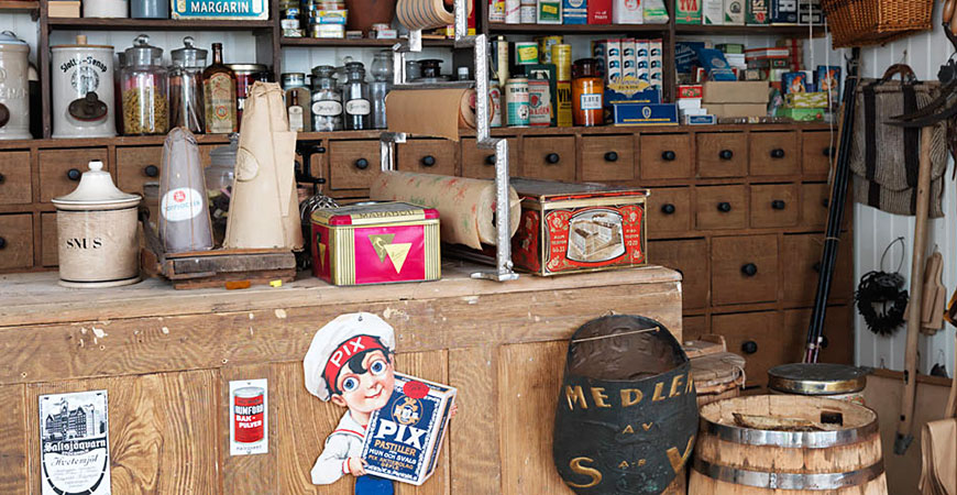 ICA hör till de företag som använder sin historia i marknadsföringen. De har bl a byggt up en gammal lanthandel i entrén till sitt huvudkontor i Solna.