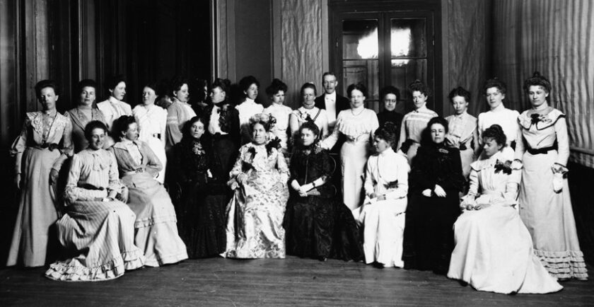 Personalen på Gumaelius annonsbyrå samlad när företaget firade sitt 25-årsjubileum på Hasselbacken i Stockholm den 28 juli 1902. Ur Centrum för Näringslivshistorias bildarkiv.