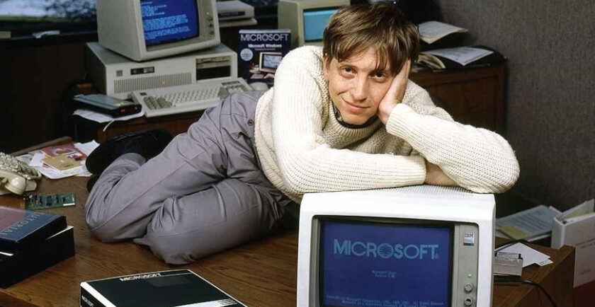 Microsofts grundare Bill Gates med dator som kör Windows 1.0