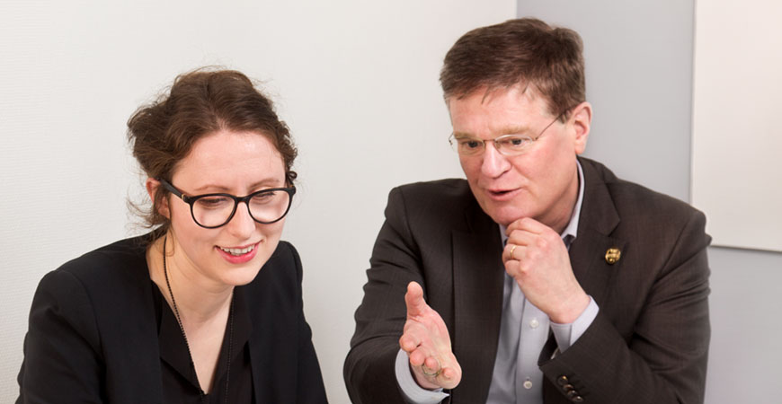 Alexander Husebye, VD på Centrum för Näringslivshistoria, i samtal med Margarita Feldman, arkivarie och bildredaktör.